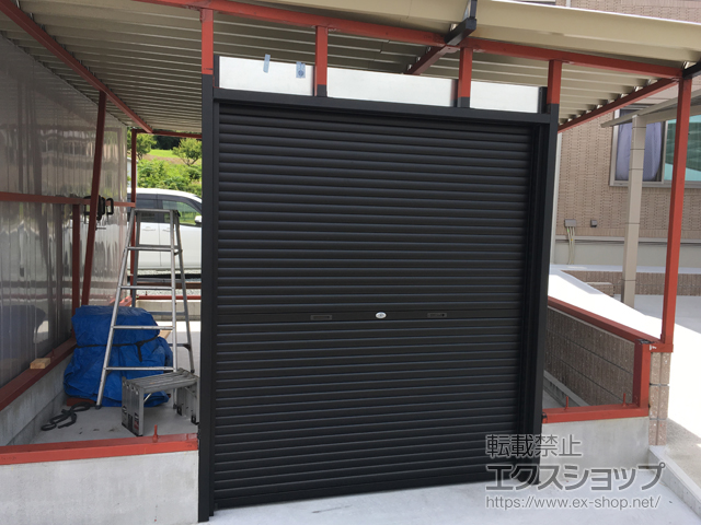 静岡県掛川市のLIXIL リクシル（トステム）のガレージシャッター ガレージシャッタークワトロ 手動式 内部付タイプ 施工例