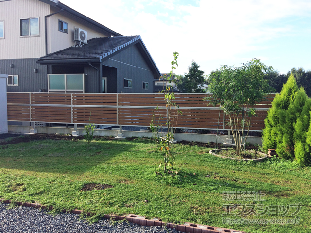 栃木県河内郡上三川町ののフェンス・柵 ルシアスフェンスF04型 横板 複合カラー 2段支柱 自立建て用（パネル2段） 施工例