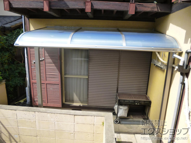 東京都東久留米市ののテラス屋根 ヴェクターテラス R型 テラスタイプ 単体 積雪〜20cm対応＋吊り下げ式物干し 標準 2本入り 施工例