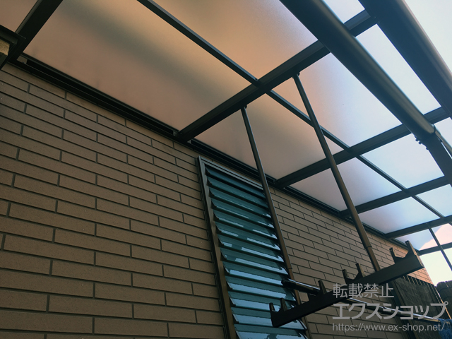 香川県丸亀市ののテラス屋根 プレシオステラス F型 テラスタイプ 連棟 積雪〜20cm対応＋ プレシオステラス 吊り下げ式物干し ロング 2本入り×1セット 施工例