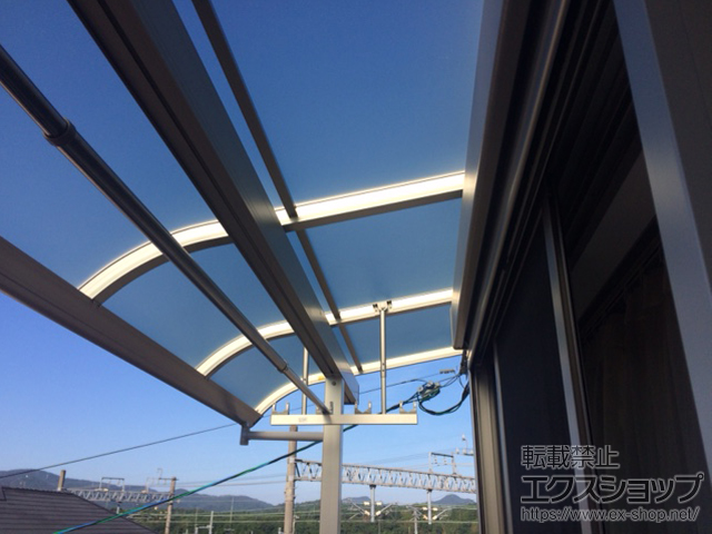 兵庫県川西市ののバルコニー・ベランダ屋根 ヴェクターテラス R型 屋根タイプ 単体 積雪〜20cm対応＋吊り下げ式物干し ショート 2本入×1セット 施工例