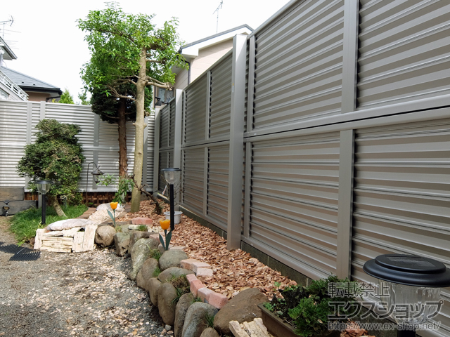 神奈川県愛甲郡愛川町ののフェンス・柵 ミエーネフェンス 目隠しルーバータイプ 2段支柱 自立建て用（パネル2段） 施工例