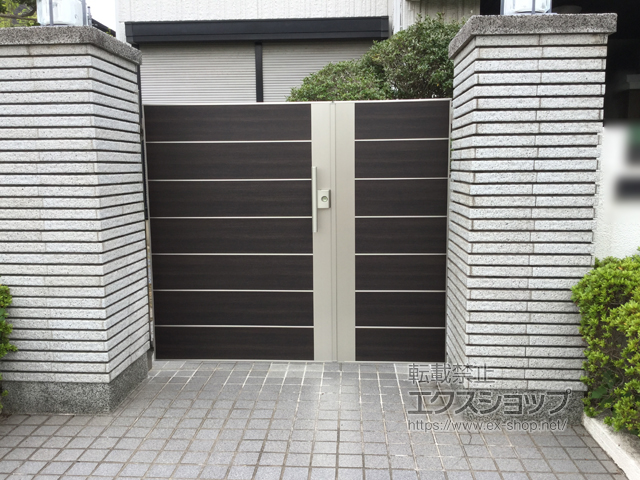 福岡県遠賀郡岡垣町のの門扉 ルシアス門扉BP02型 横目隠し 両開き親子 複合カラー 門柱使用 施工例