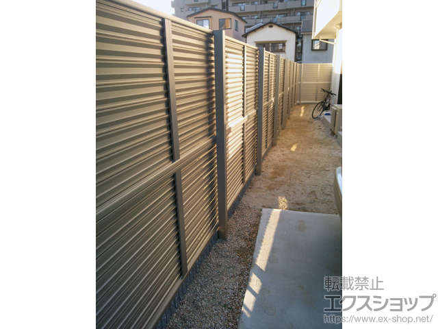 広島県広島市ののフェンス・柵 ミエーネフェンス 目隠しルーバータイプ 2段支柱 自立建て用（パネル2段） 施工例