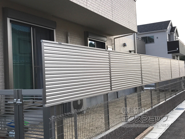 愛知県蒲郡市ののフェンス・柵 ミエーネフェンス 目隠しルーバータイプ 2段支柱 自立建て用（パネル1段） 施工例