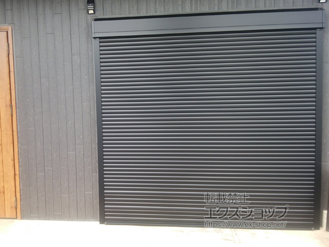 茨城県小美玉市のLIXIL リクシル（トステム）のガレージシャッター ガレージシャッタークワトロ 電動式 外部付タイプ 施工例