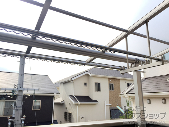大阪府富田林市ののバルコニー・ベランダ屋根 ヴェクターテラス F型 屋根タイプ 単体 積雪〜20cm対応＋吊り下げ式物干し 標準 2本入り×1セット 施工例