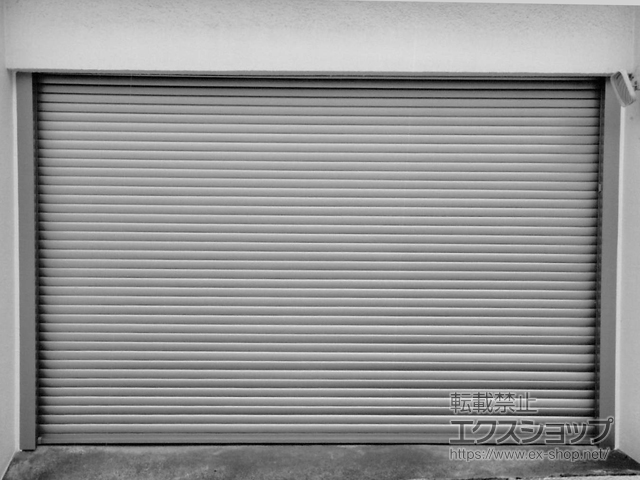 大阪府富田林市のLIXIL リクシル（トステム）のガレージシャッター ガレージシャッタークワトロ 電動式 内部付タイプ ※外部停電時開閉機構 施工例