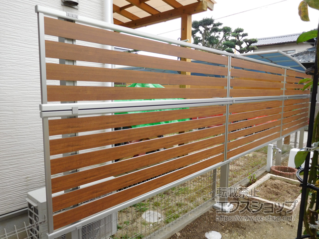 福岡県久留米市ののフェンス・柵 ルシアスフェンスF04型 横板 木目カラー 2段支柱 自立建て用 施工例