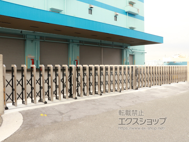 神奈川県横浜市ののカーゲート 大型アコーディオン門扉 ALXII フラットレールタイプ 両開き 施工例