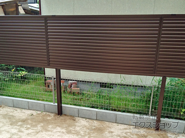 広島県広島市ののフェンス・柵 ミエーネフェンス 目隠しルーバータイプ 2段支柱 自立建て用（パネル1段） 施工例