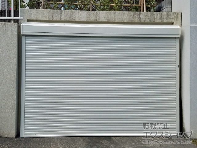 兵庫県川西市のLIXIL リクシル（トステム）のガレージシャッター ガレージシャッタークワトロ 電動式 外部付タイプ※外部停電時開閉機構 施工例