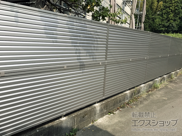 福岡県古賀市ののフェンス・柵 ミエーネフェンス 目隠しルーバータイプ 自由柱　※柱別途 施工例