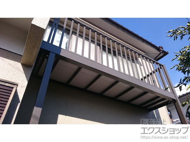 大分県大分市のLIXIL リクシル（トステム）のバルコニー ビューステージHスタイル 縦太格子 単体 柱建て式 ※片袖納まり 施工例