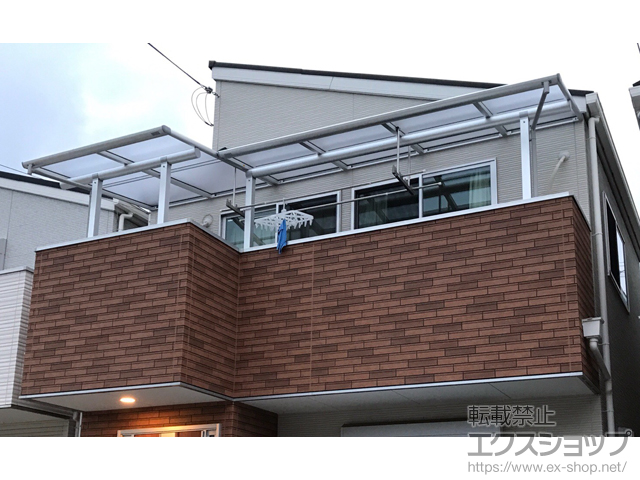 兵庫県尼崎市ののバルコニー・ベランダ屋根 ヴェクターテラス F型 屋根タイプ 単体 積雪〜20cm対応＋ヴェクターテラス 吊り下げ物干し 標準 2本入り 施工例