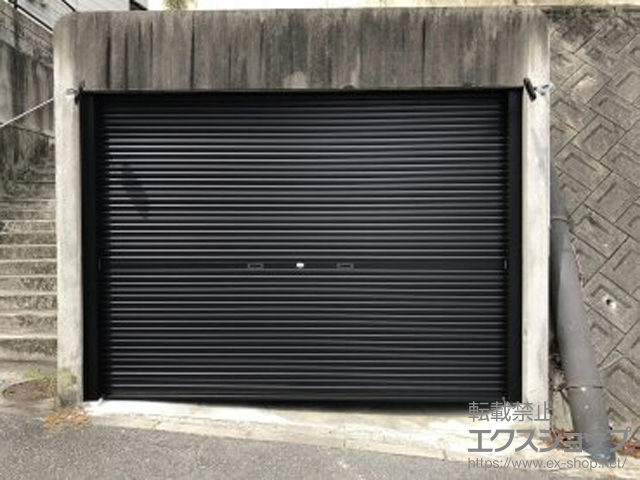 岡山県赤磐市のLIXIL リクシル（トステム）のガレージシャッター ガレージシャッタークワトロ 手動式 内部付タイプ 施工例