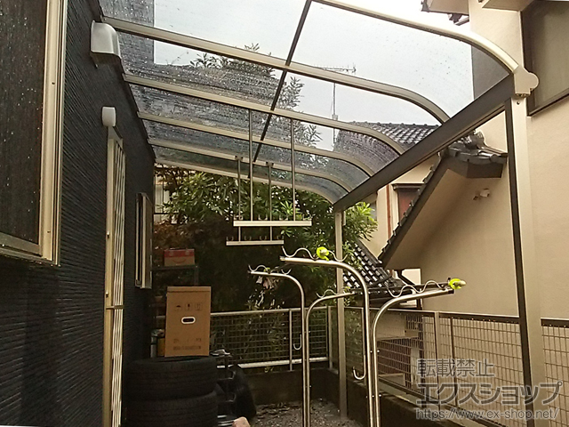 鹿児島県鹿児島市ののテラス屋根 ヴェクターテラス R型 テラスタイプ 単体 積雪〜20cm対応＋ヴェクターテラス 吊り下げ式物干し 標準 2本入り 施工例