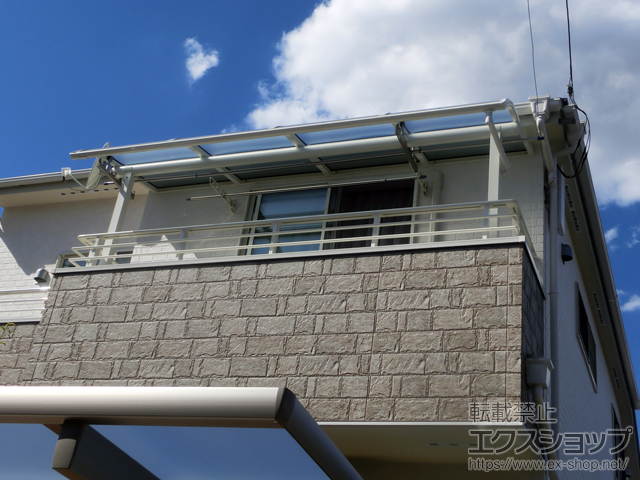 東京都小金井市ののバルコニー・ベランダ屋根 ヴェクターテラス R型 屋根タイプ 単体 積雪〜20cm対応＋吊り下げ式物干し 標準 2本入り 施工例