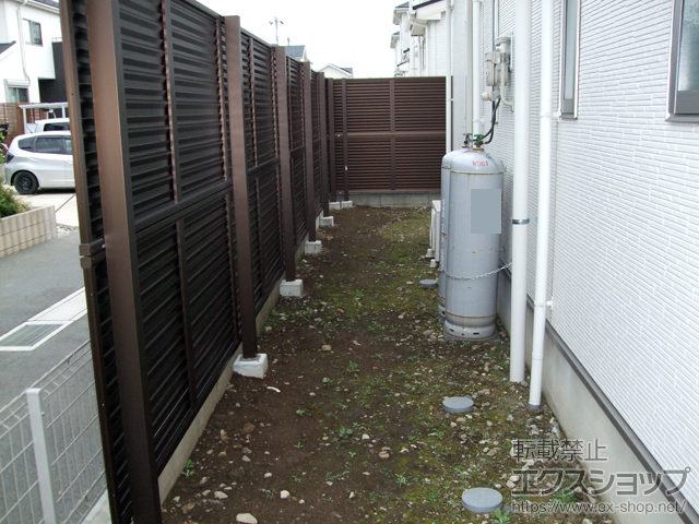 埼玉県久喜市ののフェンス・柵 ミエーネフェンス 目隠しルーバータイプ 2段支柱 自立建て用（パネル2段） 施工例