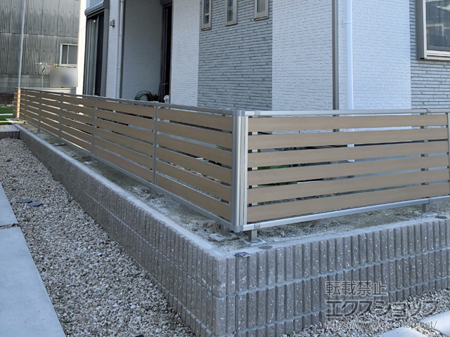 愛知県名古屋市ののフェンス・柵 ルシアスフェンスF04型 横板 木目カラー 自由柱タイプ 施工例