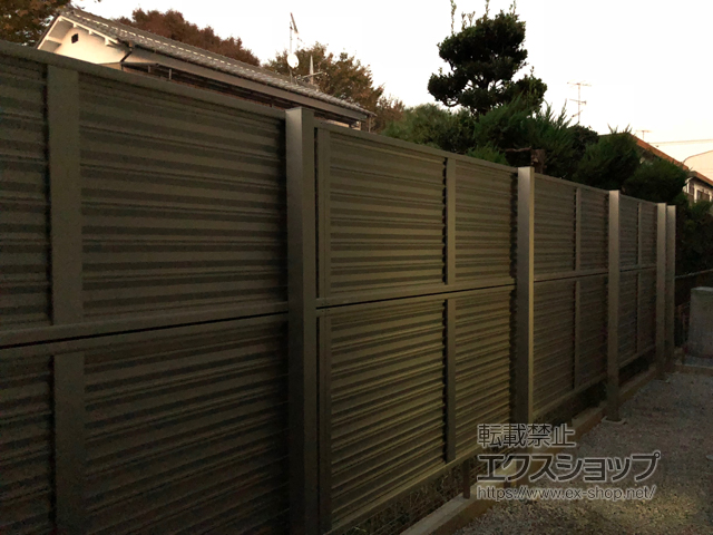 埼玉県熊谷市ののフェンス・柵 ミエーネフェンス 目隠しルーバータイプ 2段支柱 自立建て用（パネル2段） 施工例
