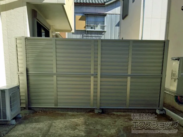 愛知県名古屋市のYKKAPのフェンス・柵・塀 ルシアスフェンスF02型 横目隠し 複合カラー 2段支柱 自立建て用（パネル2段） 施工例