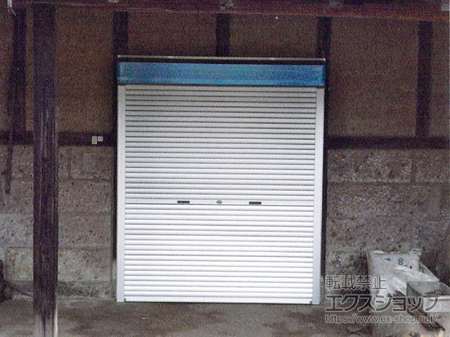 茨城県猿島郡境町のLIXIL リクシル（トステム）のガレージシャッター ガレージシャッタークワトロ 手動式 外部付タイプ 施工例