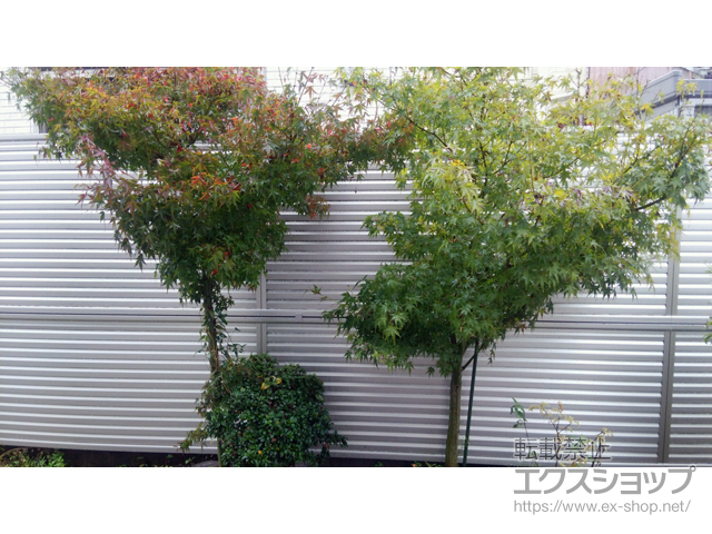 広島県廿日市市ののフェンス・柵 ミエーネフェンス 目隠しルーバータイプ 2段支柱 自立建て用（パネル2段） 施工例