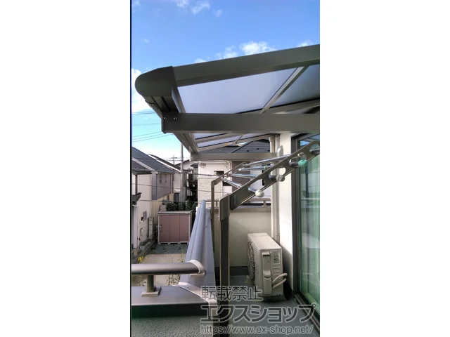 東京都練馬区のYKKAPのバルコニー・ベランダ屋根 ヴェクターテラス F型 ルーフタイプ 単体積雪～20cm対応 施工例