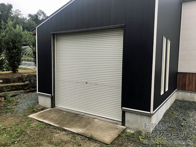 熊本県熊本市のLIXIL リクシル（トステム）のガレージシャッター ガレージシャッタークワトロ 手動式 内部付タイプ 施工例