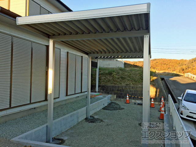 山梨県甲斐市のLIXIL リクシル（トステム）のカーポート テリオスポートIII 1500 角柱4本仕様 積雪〜50cm対応 施工例