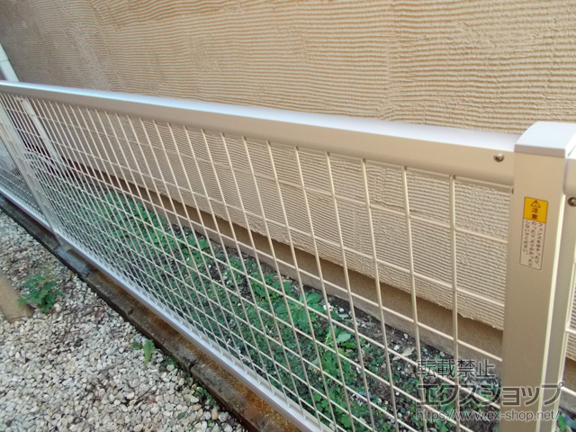 東京都目黒区ののフェンス・柵 シンプレオフェンスM2型 縦井桁メッシュ 間仕切柱施工 施工例