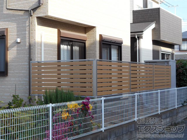 千葉県流山市ののフェンス・柵 ルシアスフェンスF04型 横板 木目カラー 2段支柱 自立建て用（パネル1段） 施工例