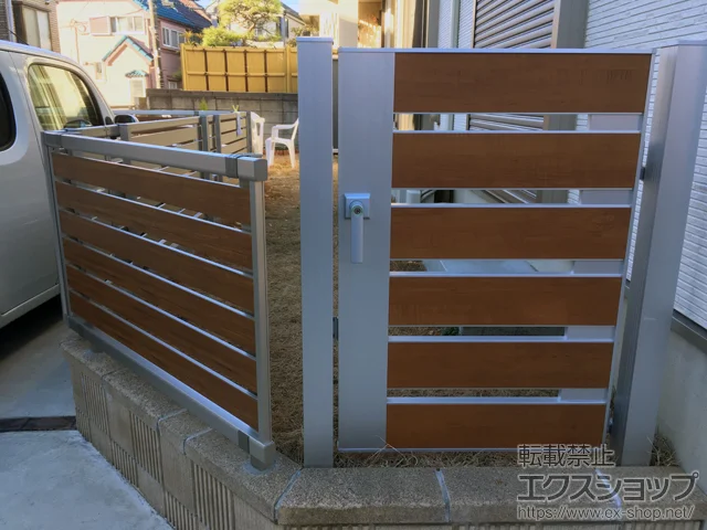 千葉県市川市のYKKAPのフェンス・柵・塀 ルシアスフェンスF04型 横板 複合カラー 自由柱施工 施工例