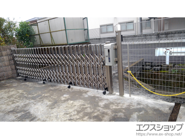東京都八王子市ののカーゲート トリップゲート ペットガード型 ノンレール 片開き 54S 施工例