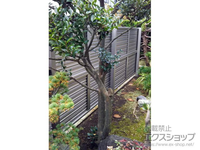静岡県沼津市のValue Selectのフェンス・柵・塀 ミエーネフェンス 目隠しルーバータイプ 2段支柱 自立建て用（パネル2段） 施工例