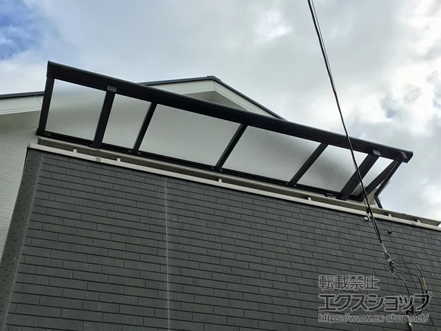 東京都練馬区のYKKAPのバルコニー・ベランダ屋根 ヴェクターテラス F型 ルーフタイプ 単体積雪～20cm対応 施工例