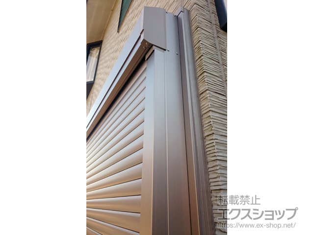 福井県福井市のLIXIL リクシル（トステム）のガレージシャッター 【特注】ガレージシャッタークワトロ 電動式 外部付タイプ 施工例