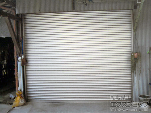 和歌山県橋本市のLIXIL リクシル（トステム）のガレージシャッター ガレージシャッタークワトロ 電動式 内部付タイプ 施工例
