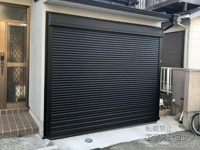 埼玉県ふじみ野市のLIXIL リクシル（トステム）のガレージシャッター ガレージシャッタークワトロ 電動式 外部付タイプ※外部停電時開閉機構 施工例