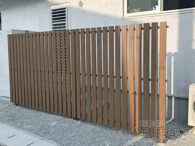 岡山県新見市ののフェンス・柵 ルシアス スクリーンフェンスS04型 木調色 自由柱施工 施工例