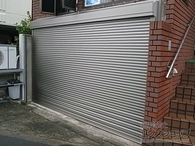 東京都江戸川区のLIXIL リクシル（トステム）のガレージシャッター ガレージシャッタークワトロ 電動式 外部付タイプ※外部停電時開閉機構 施工例