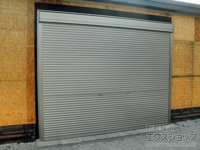 埼玉県所沢市のLIXIL リクシル（トステム）のガレージシャッター ガレージシャッタークワトロ 手動式 外部付タイプ 施工例