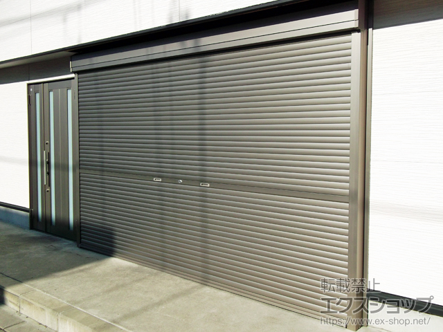 静岡県田方郡函南町のLIXIL リクシル（トステム）のガレージシャッター ガレージシャッタークワトロ 手動式 外部付タイプ 施工例