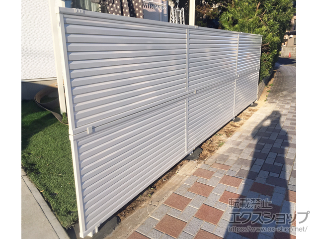 神奈川県平塚市ののフェンス・柵 ミエーネフェンス 目隠しルーバータイプ 2段支柱 自立建て用（パネル2段） 施工例