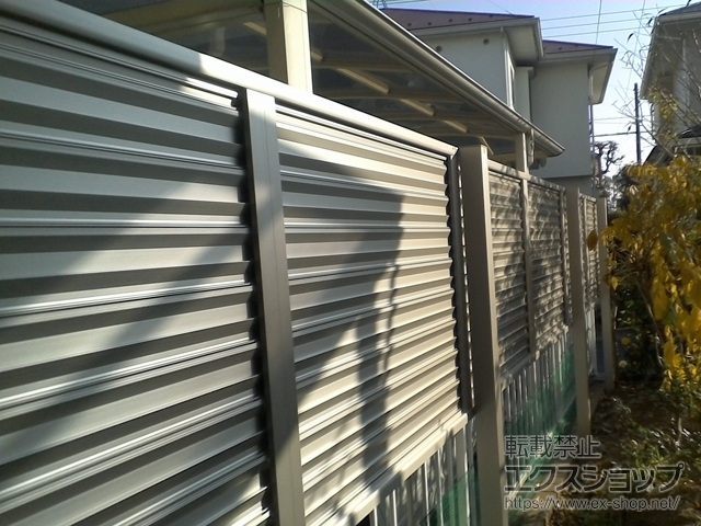 埼玉県蓮田市ののフェンス・柵 ミエーネフェンス 目隠しルーバータイプ 2段支柱 自立建て用（パネル1段） 施工例