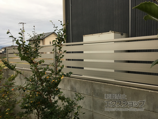 香川県高松市ののフェンス・柵 シンプレオフェンスSY1型 横スリット 2段支柱　自立建て用　(パネル1段) 施工例