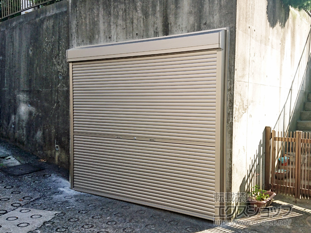 神奈川県横浜市のLIXIL リクシル（トステム）のガレージシャッター ガレージシャッタークワトロ 手動式 外部付タイプ 施工例