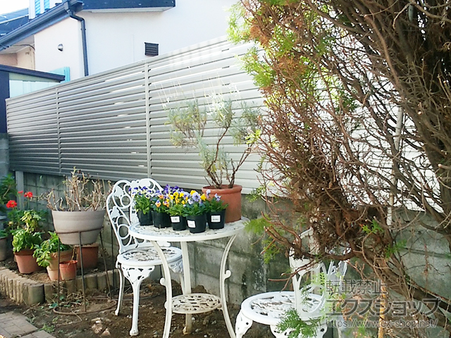 東京都武蔵村山市ののフェンス・柵 ミエーネフェンス 目隠しルーバータイプ 2段支柱 自立建て用（パネル1段） 施工例