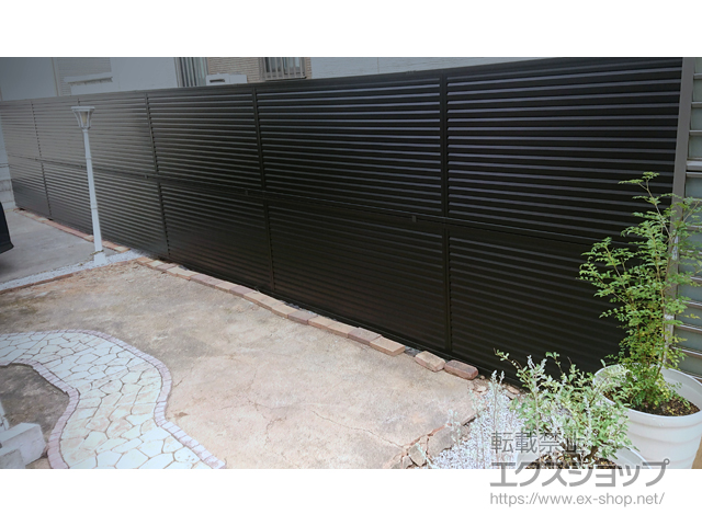 埼玉県川越市ののフェンス・柵 ミエーネフェンス　目隠しルーバータイプ　2段支柱　自立建て用（パネル2段） 施工例